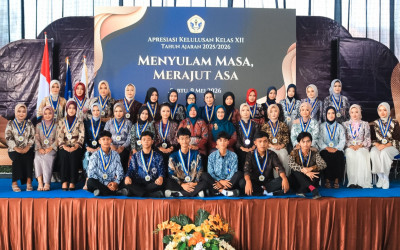Air Mata Kebanggaan: Momen Haru Pelepasan Kelas XII SMAN 1 Kandangan